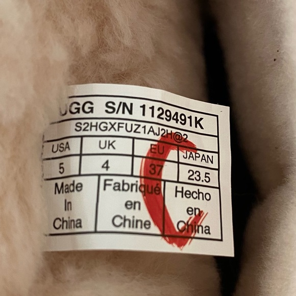 UGG Classic Short UGG Logo Boots Chestnut Kid’s 5 (Will Fit a Women’s 7) NWOB - Picture 5 of 9